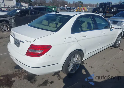 2013 Mercedes-Benz C 300 Luxury 4Matic z USA, uszkodzony, nr VIN WDDGF8AB1DF973716